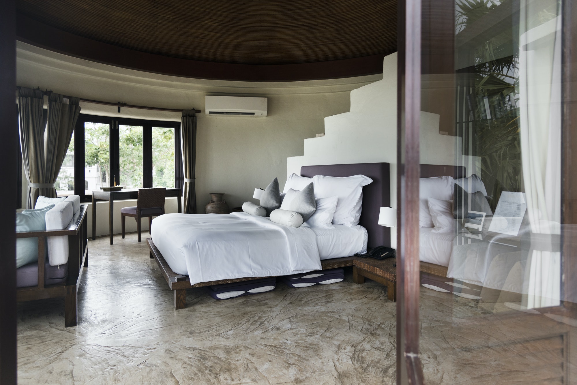 hotel-room-at-a-luxury-resort-3